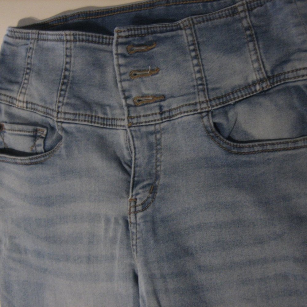 No Boundaries High Rise Sculpting Skinny Jeans, button fly, washed denim, Size M